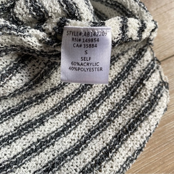 Sadie & Sage cardigan striped cropped big button v neck knit cardigan - Picture 6 of 8